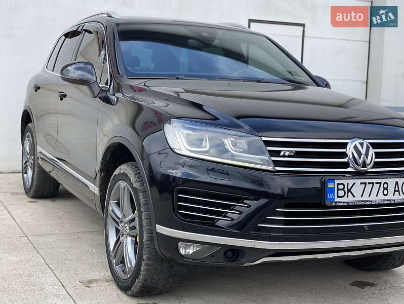 Внедорожник / Кроссовер Volkswagen Touareg 2016 в Сарнах