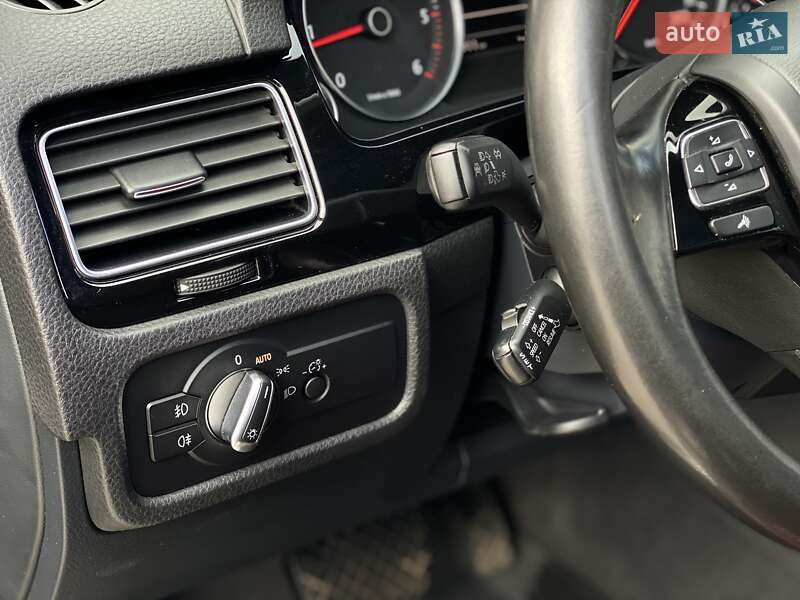 Внедорожник / Кроссовер Volkswagen Touareg 2016 в Сарнах