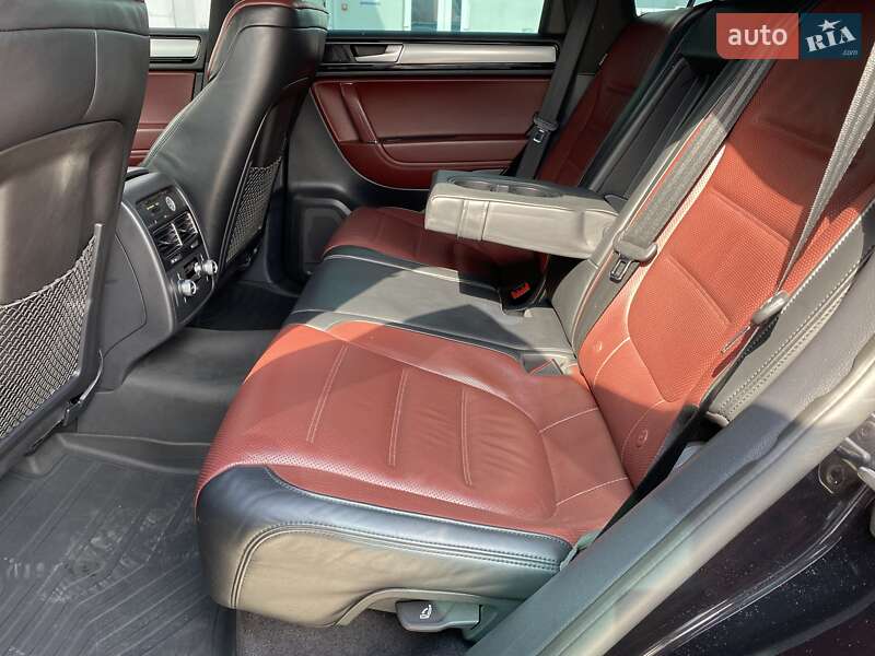 Внедорожник / Кроссовер Volkswagen Touareg 2016 в Сарнах