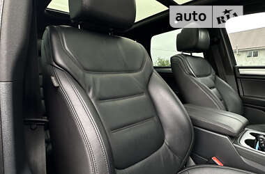 Позашляховик / Кросовер Volkswagen Touareg 2016 в 