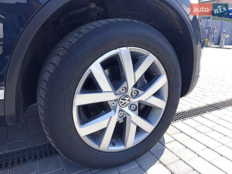 Позашляховик / Кросовер Volkswagen Touareg 2014 в Рівному