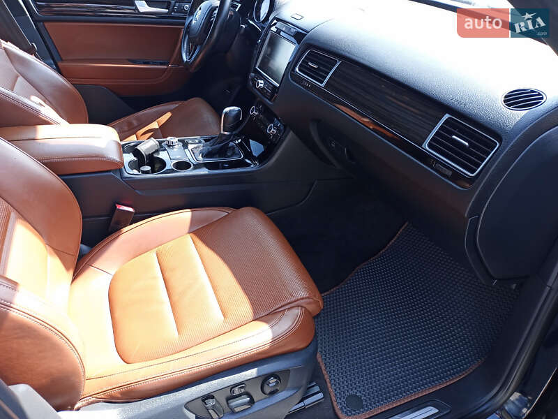 Позашляховик / Кросовер Volkswagen Touareg 2014 в Рівному
