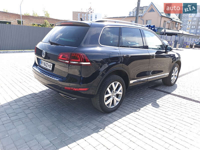 Позашляховик / Кросовер Volkswagen Touareg 2014 в Рівному