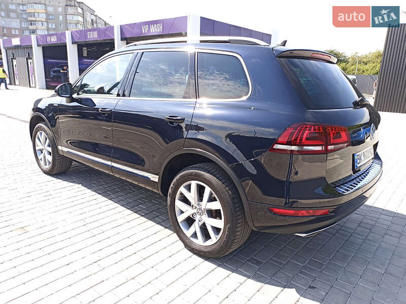 Позашляховик / Кросовер Volkswagen Touareg 2014 в Рівному