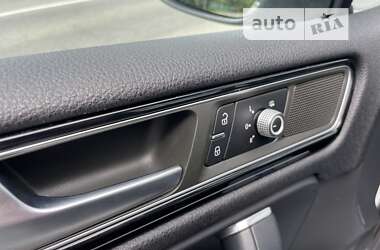 Позашляховик / Кросовер Volkswagen Touareg 2012 в 