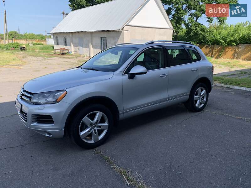 Внедорожник / Кроссовер Volkswagen Touareg 2014 в Лозовой