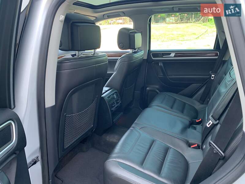 Внедорожник / Кроссовер Volkswagen Touareg 2014 в Лозовой