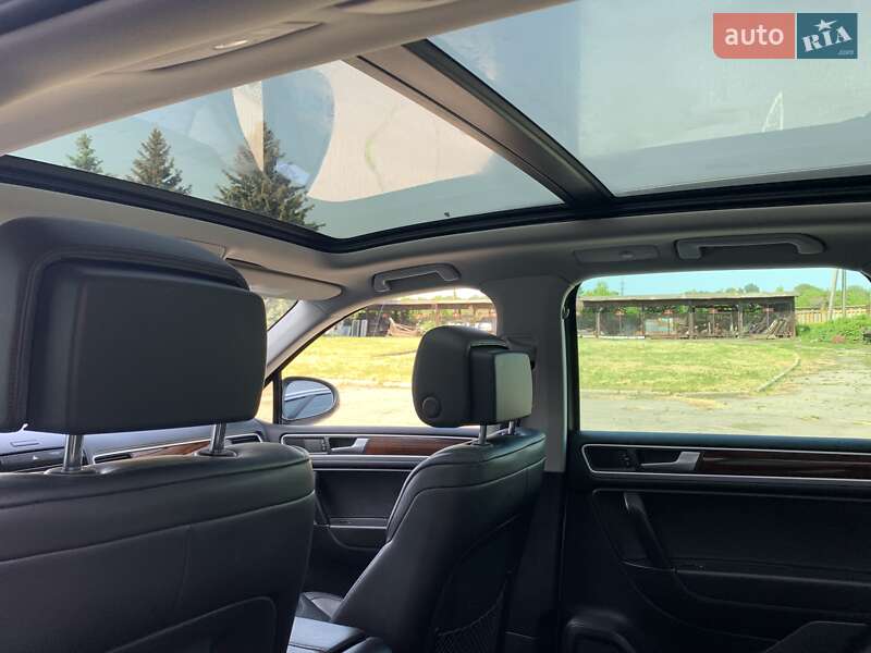 Внедорожник / Кроссовер Volkswagen Touareg 2014 в Лозовой