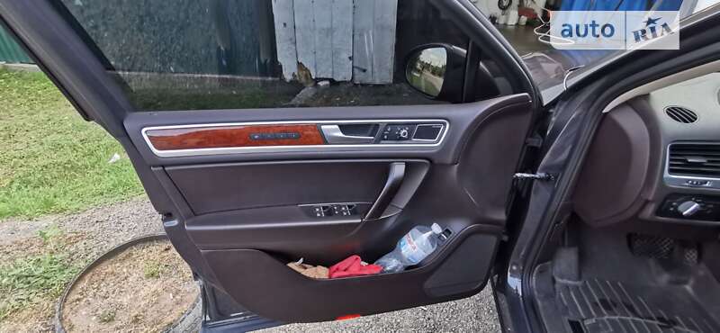 Внедорожник / Кроссовер Volkswagen Touareg 2012 в Днепре
