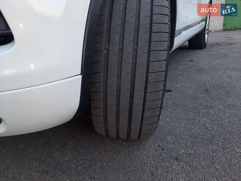 Внедорожник / Кроссовер Volkswagen Touareg 2012 в Умани