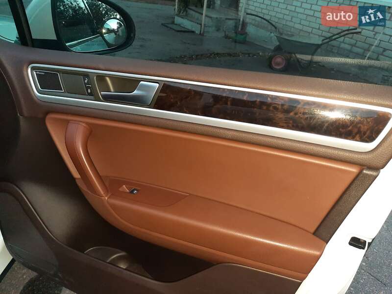 Внедорожник / Кроссовер Volkswagen Touareg 2012 в Умани