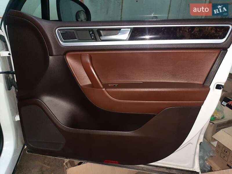 Внедорожник / Кроссовер Volkswagen Touareg 2012 в Умани