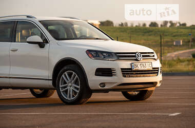 Внедорожник / Кроссовер Volkswagen Touareg 2011 в Ровно