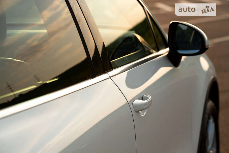 Внедорожник / Кроссовер Volkswagen Touareg 2011 в Ровно