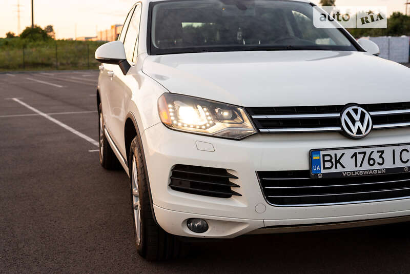 Внедорожник / Кроссовер Volkswagen Touareg 2011 в Ровно