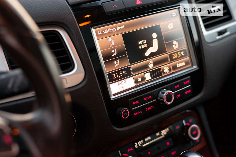 Внедорожник / Кроссовер Volkswagen Touareg 2011 в Ровно