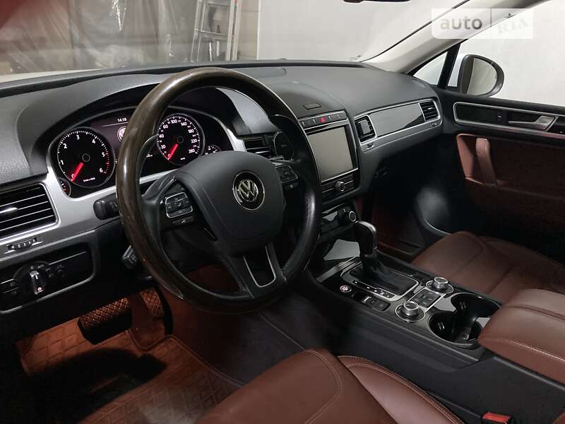 Позашляховик / Кросовер Volkswagen Touareg 2015 в Києві