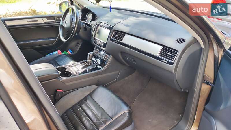 Внедорожник / Кроссовер Volkswagen Touareg 2011 в Луцке