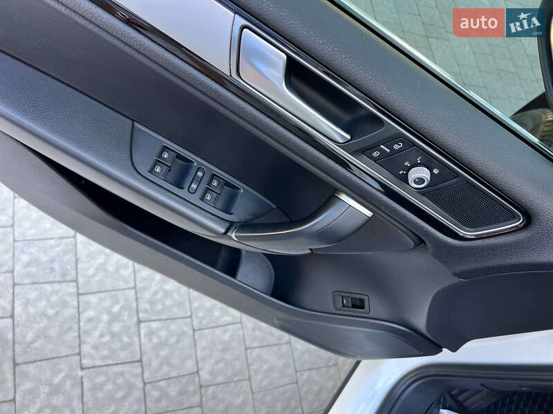 Позашляховик / Кросовер Volkswagen Touareg 2015 в Новояворівську