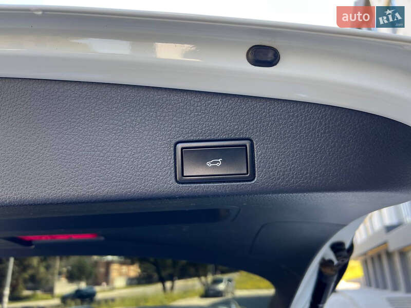 Позашляховик / Кросовер Volkswagen Touareg 2015 в Новояворівську