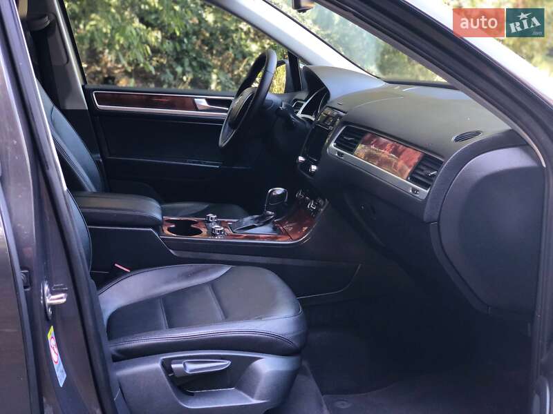 Внедорожник / Кроссовер Volkswagen Touareg 2012 в Киеве
