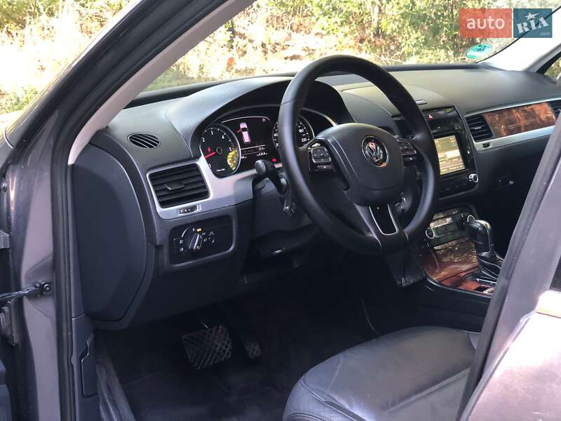 Внедорожник / Кроссовер Volkswagen Touareg 2012 в Киеве