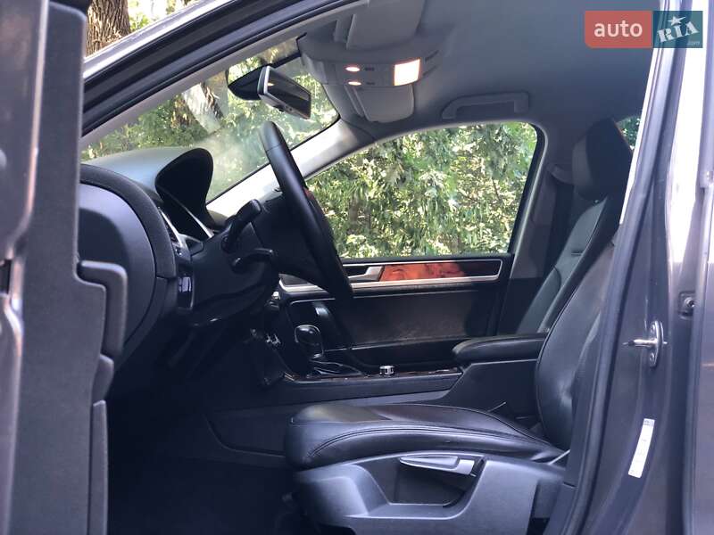 Внедорожник / Кроссовер Volkswagen Touareg 2012 в Киеве