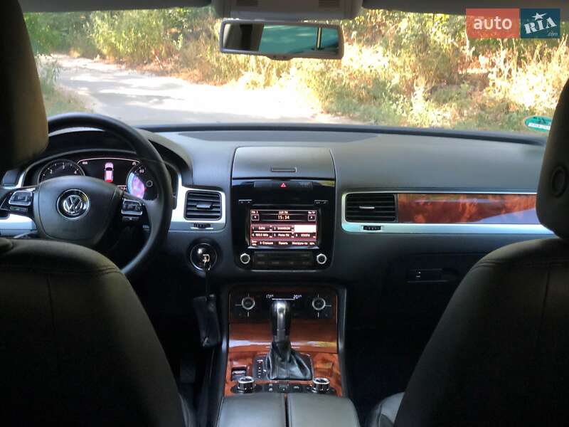 Внедорожник / Кроссовер Volkswagen Touareg 2012 в Киеве