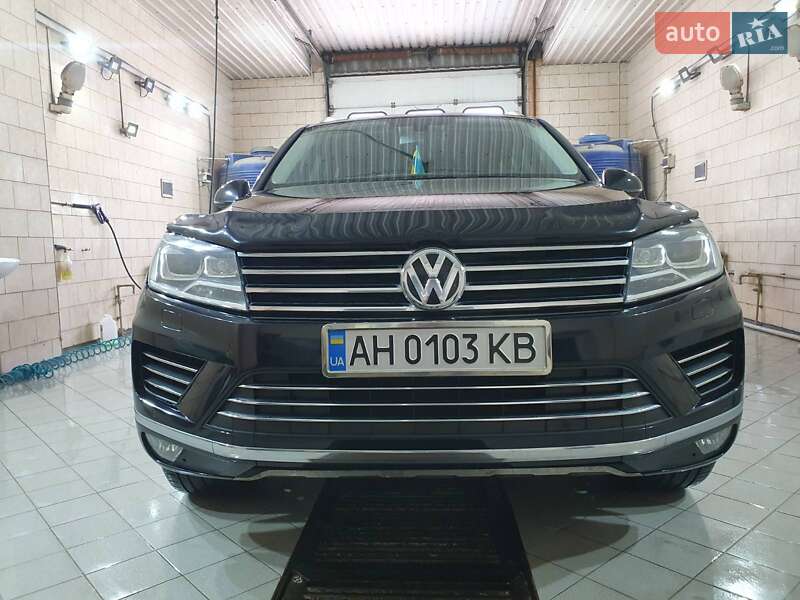 Внедорожник / Кроссовер Volkswagen Touareg 2014 в Краматорске