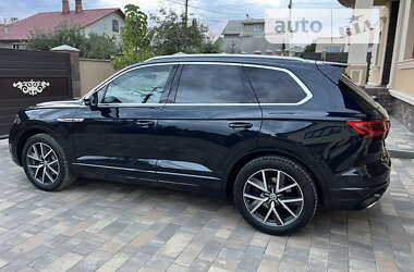 Внедорожник / Кроссовер Volkswagen Touareg 2018 в 