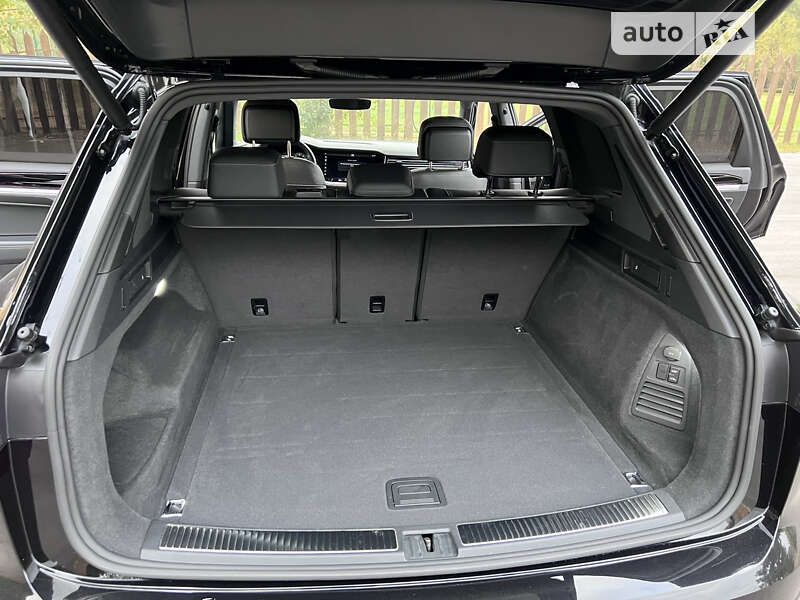 Позашляховик / Кросовер Volkswagen Touareg 2020 в Києві