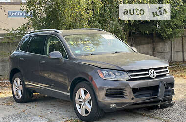 Позашляховик / Кросовер Volkswagen Touareg 2011 в 