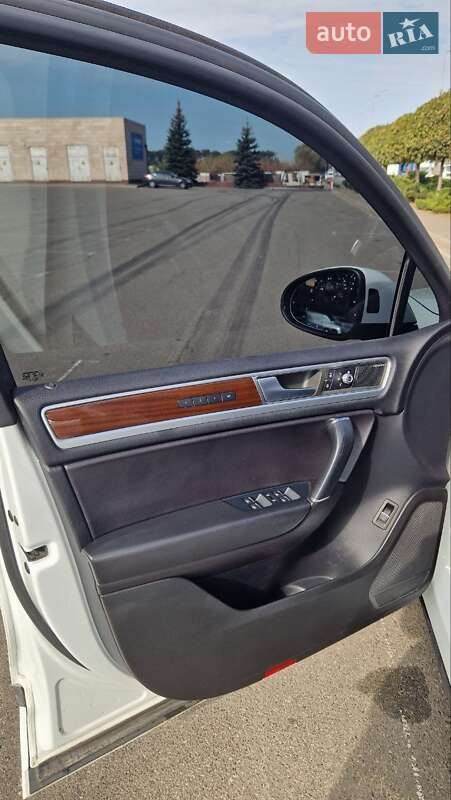 Внедорожник / Кроссовер Volkswagen Touareg 2014 в Киеве