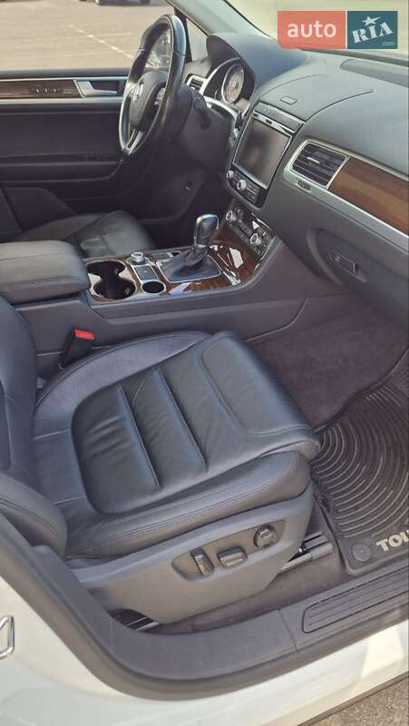 Внедорожник / Кроссовер Volkswagen Touareg 2014 в Киеве