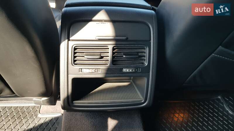 Позашляховик / Кросовер Volkswagen Touareg 2013 в Києві
