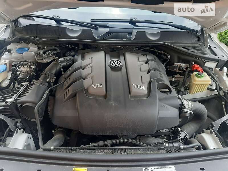 Позашляховик / Кросовер Volkswagen Touareg 2016 в Горохові
