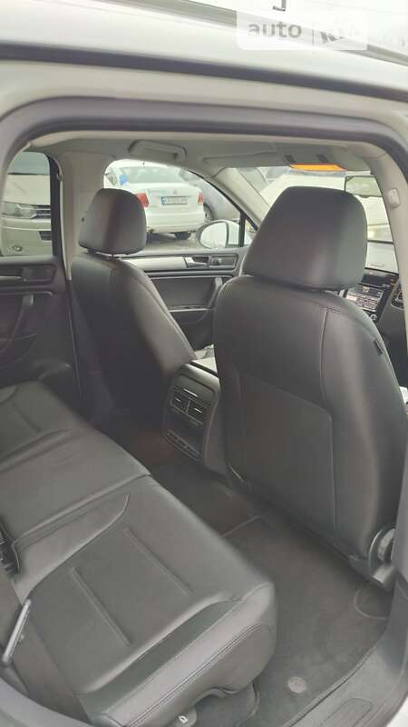 Внедорожник / Кроссовер Volkswagen Touareg 2013 в Киеве