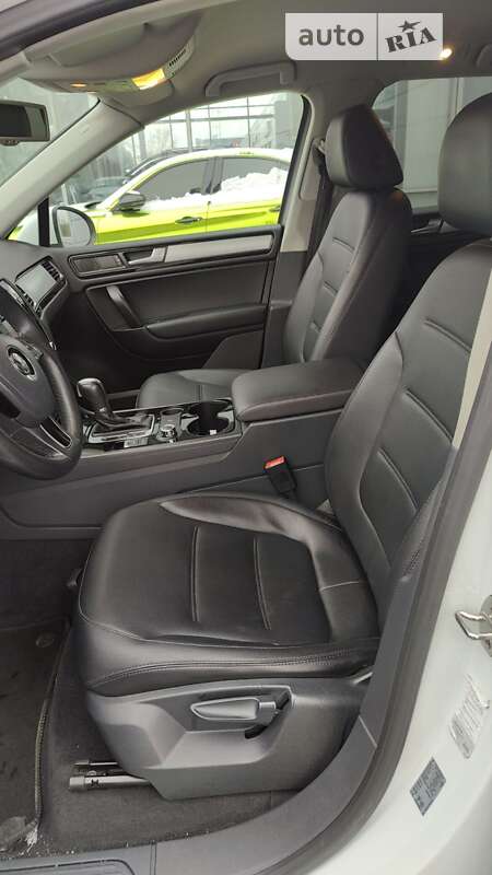 Внедорожник / Кроссовер Volkswagen Touareg 2013 в Киеве