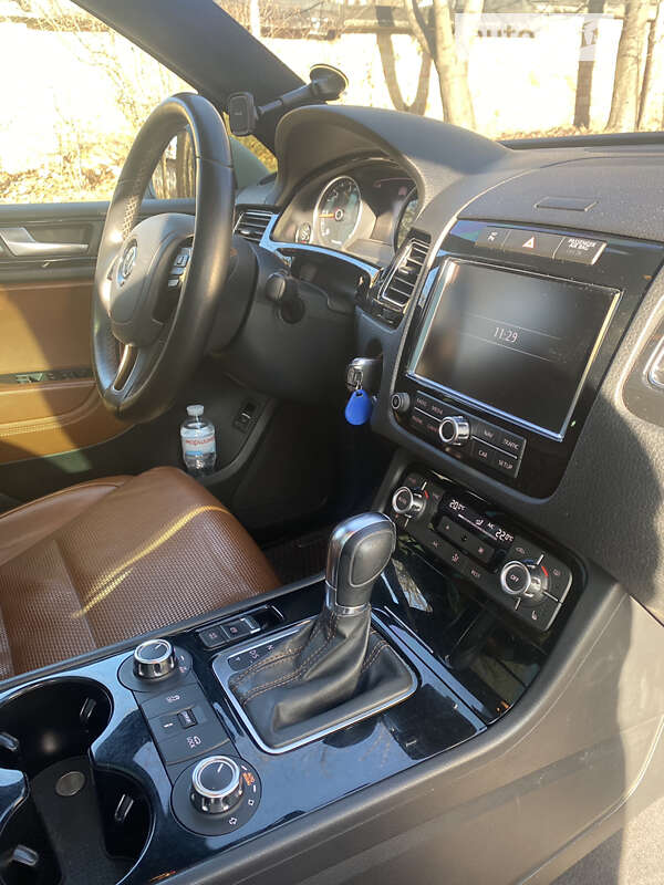 Позашляховик / Кросовер Volkswagen Touareg 2013 в Києві