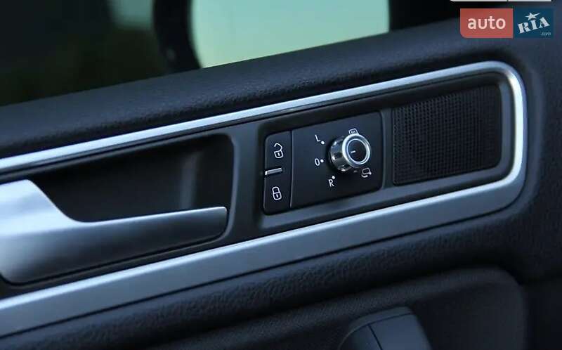 Внедорожник / Кроссовер Volkswagen Touareg 2013 в Хмельницком