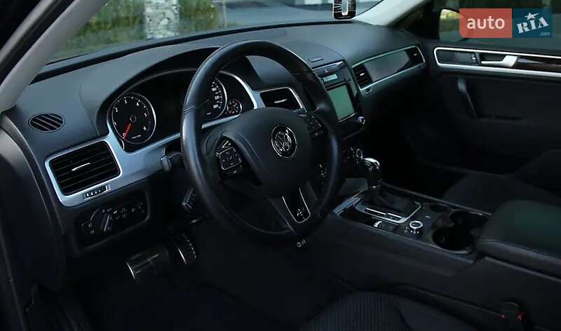 Внедорожник / Кроссовер Volkswagen Touareg 2013 в Хмельницком