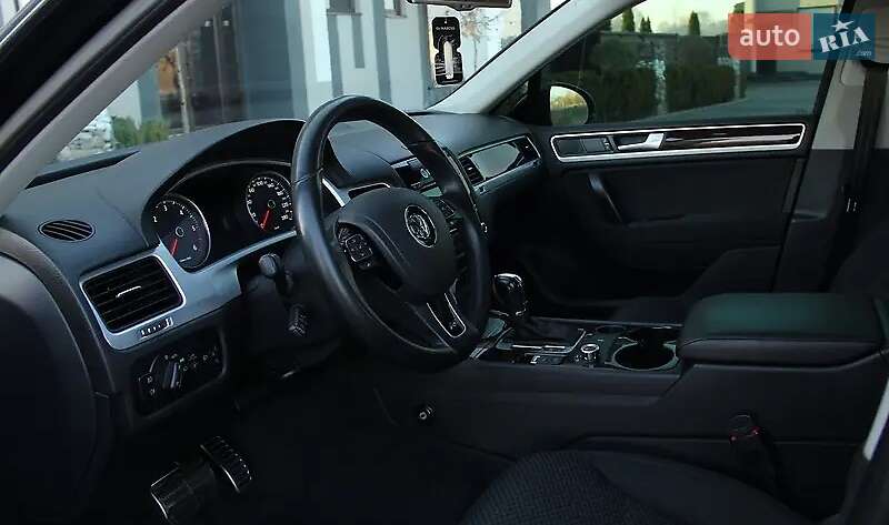 Внедорожник / Кроссовер Volkswagen Touareg 2013 в Хмельницком