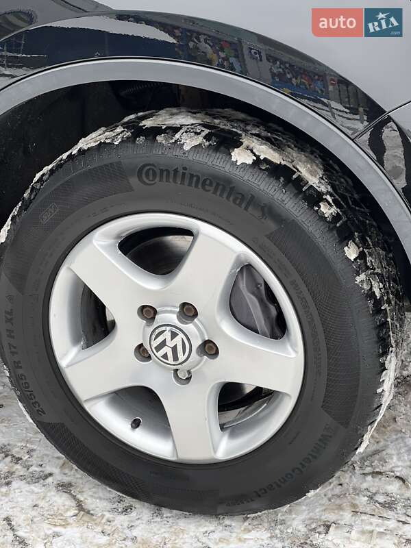 Внедорожник / Кроссовер Volkswagen Touareg 2011 в Киеве