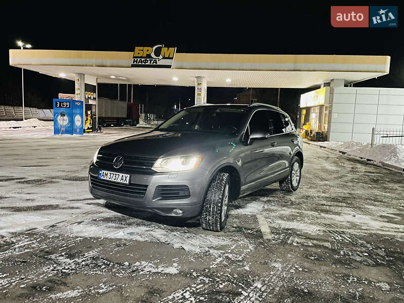 Внедорожник / Кроссовер Volkswagen Touareg 2011 в Радомышле