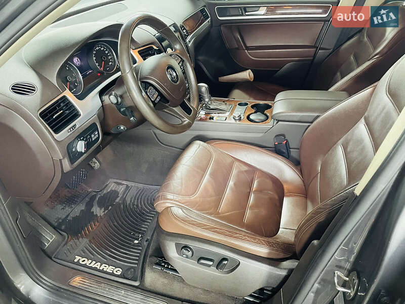 Внедорожник / Кроссовер Volkswagen Touareg 2011 в Радомышле