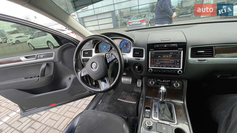 Внедорожник / Кроссовер Volkswagen Touareg 2013 в Киеве