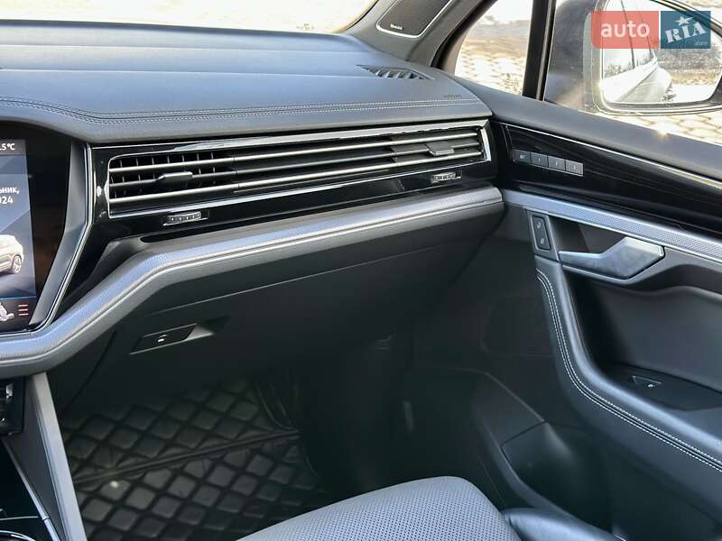 Внедорожник / Кроссовер Volkswagen Touareg 2019 в Днепре