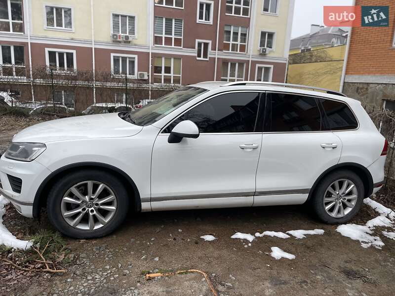 Позашляховик / Кросовер Volkswagen Touareg 2015 в Києві
