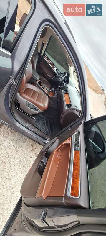 Внедорожник / Кроссовер Volkswagen Touareg 2012 в Львове