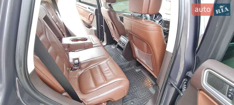 Внедорожник / Кроссовер Volkswagen Touareg 2012 в Львове